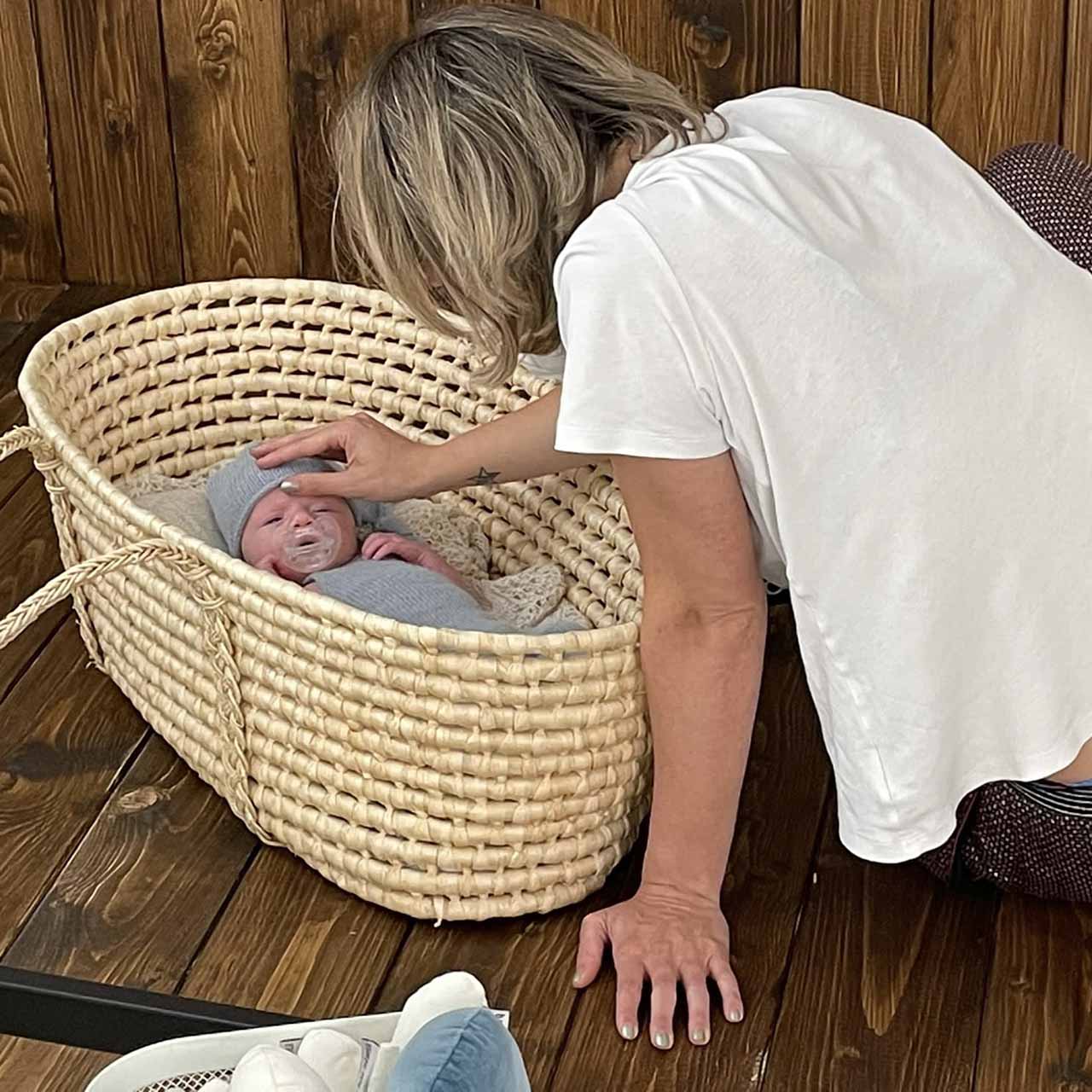 Fotografa Newborn che tranquillizza un neonato